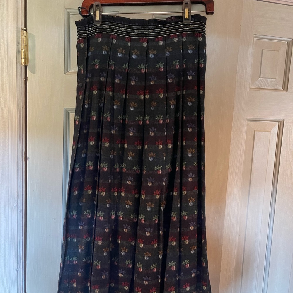 Gorgeous midi length vintage Cullinane Size 10 patterned skirt.